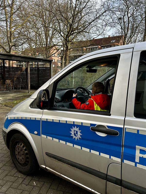 Im Wagen der Polizei.