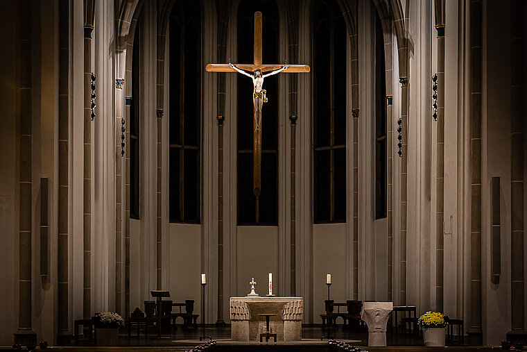 Blick auf das Kreuz und den Altar von St. Johann in Bremen
