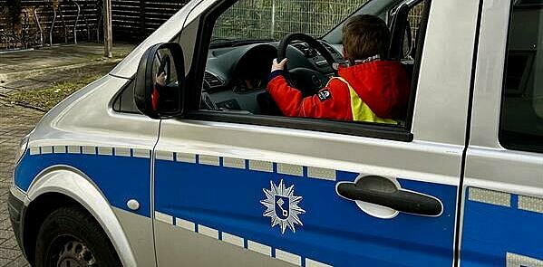 Im Wagen der Polizei.